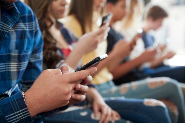 La mesure choc : la France interdit les réseaux sociaux aux moins de 15 ans
